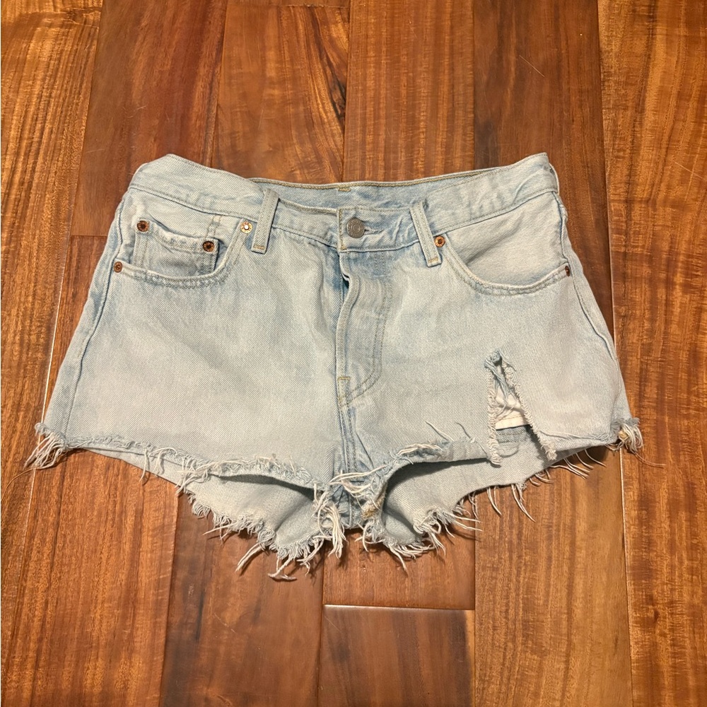 Levi’s 501 Distressed Denim Cutoff Shorts Light Wash W28‎ Raw Hem (0823)